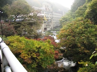 ���R����I